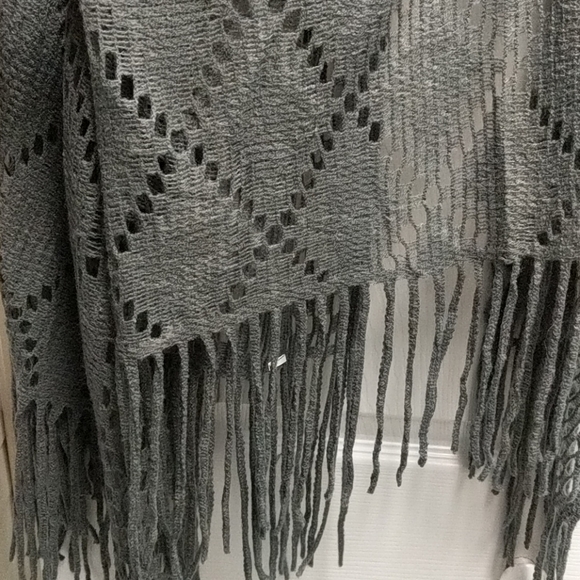 Grey shawl or wrap - Picture 4 of 6